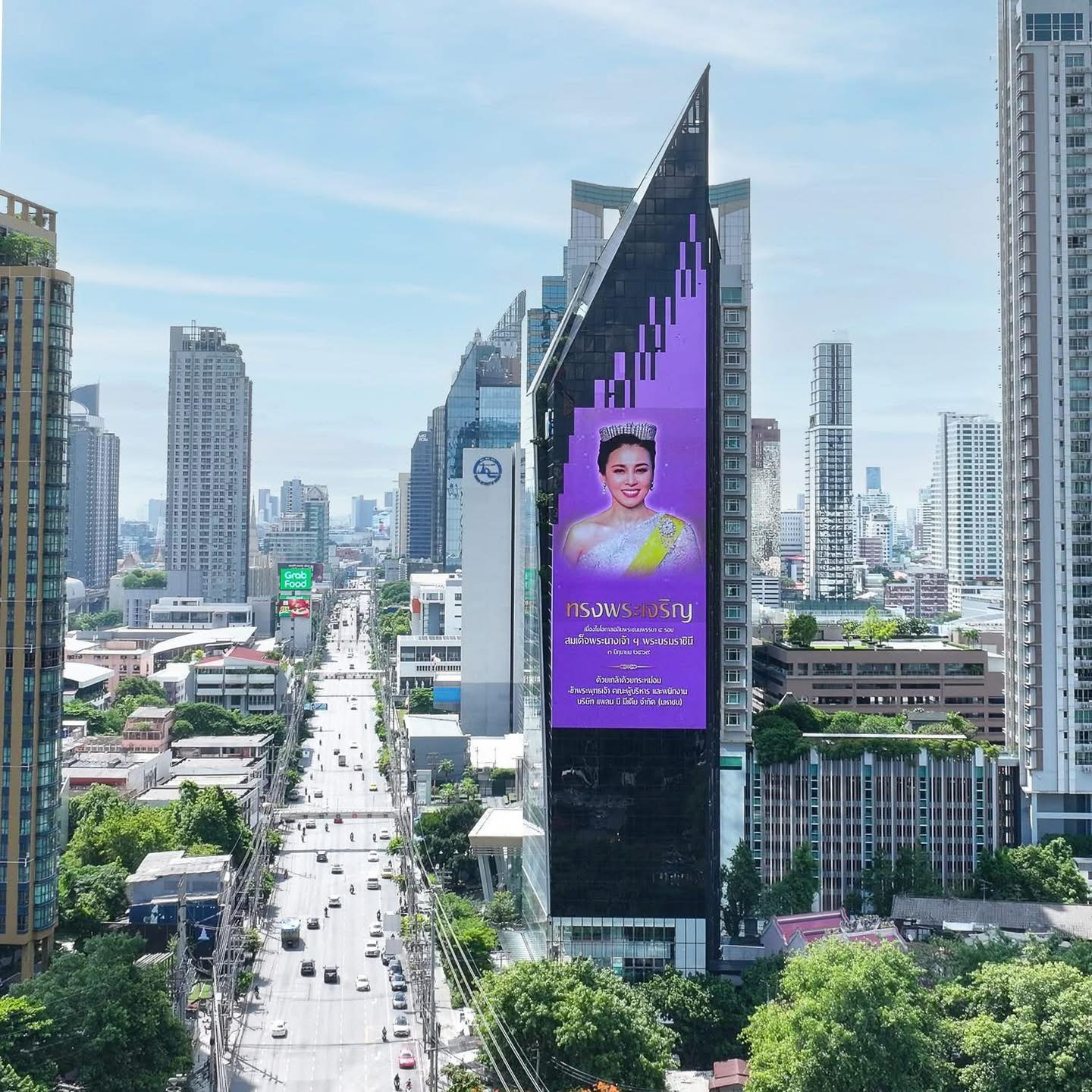 บริษัท แพลน บี มีเดีย จำกัด (มหาชน) ร่วมเป็นสื่อกลางเผยแพร่ภาพเฉลิมพระเกียรติและถวายพระพรชัยมงคล สมเด็จพระนางเจ้าฯ พระบรมราชินี ผ่านสื่อนอกบ้านกว่า ๒๗๑ จอทั่วประเทศ
